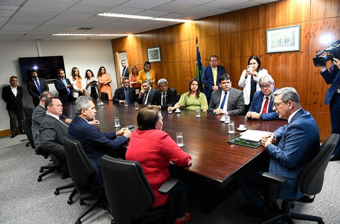 Além de recompor recursos do FPE e continuar a discussão sobre a reforma tributária, governadores ( na foto com senador Rogério, na cabeceira) querem votação da PEC 51/2019, da qual o parlamentar é o relator - Foto: Roque de Sá/Agência Senado