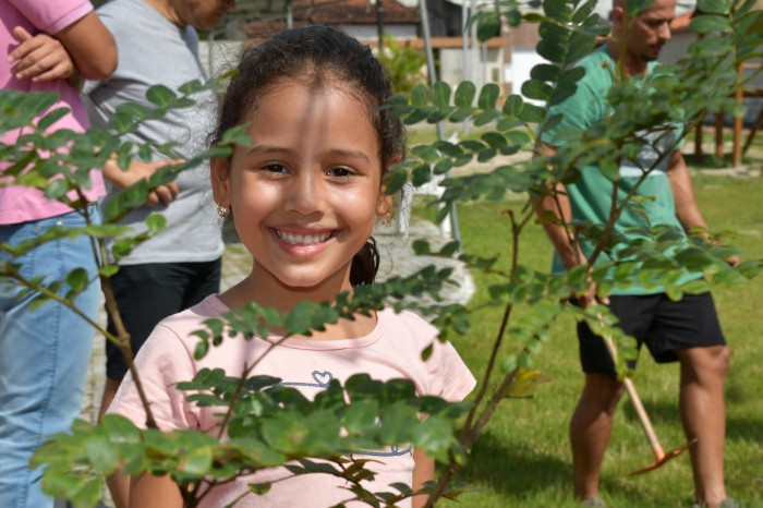 Ipês amarelos são plantados no Parque da Jaqueira em comemoração ao Dia da Árvore