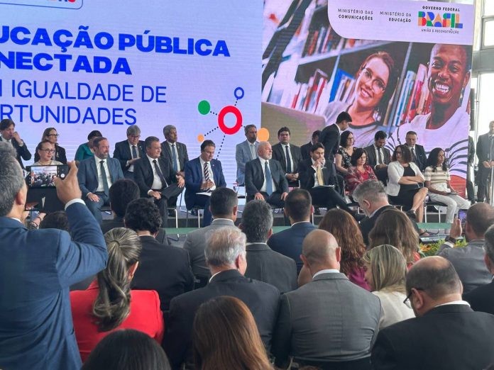 Em Brasília, Jerônimo participa do lançamento de plano para ampliar conectividade nas escolas