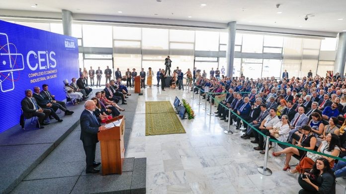 Ao lado de Lula, em Brasília, Jerônimo participa do lançamento de estratégia para expandir produção de insumos para o SUS