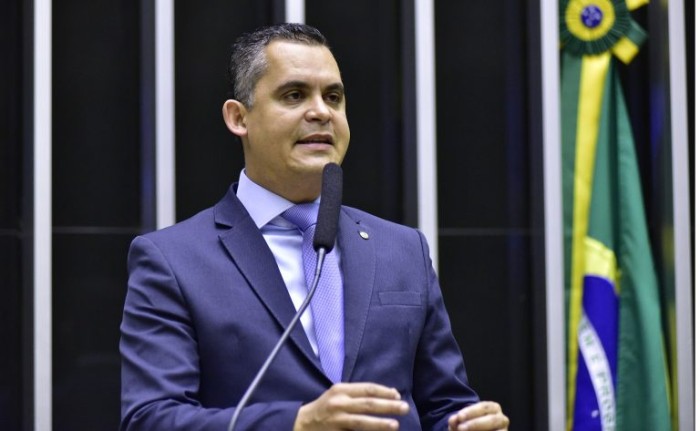 O autor da proposta, deputado Gilson Daniel - (Foto: Zeca Ribeiro/Câmara dos Deputados)