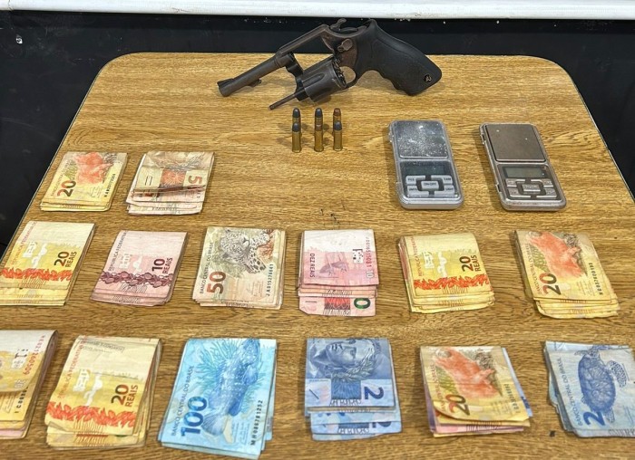 Polícia Civil localiza arma de fogo escondida em pilha de tijolos em Dourados