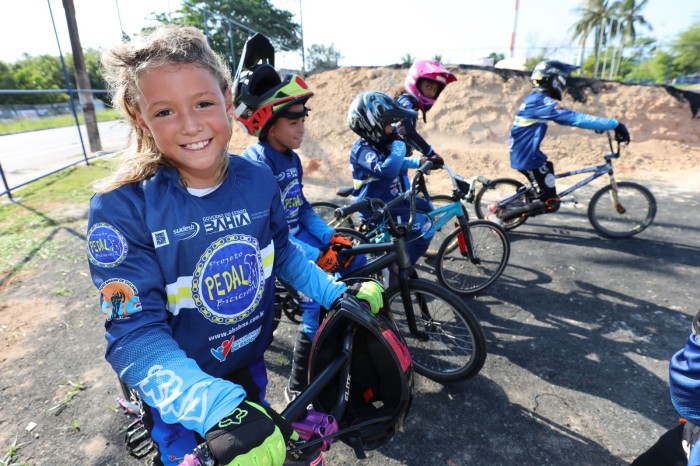 Crianças se destacam em campeonatos brasileiros e mundiais de bicicross; projeto oferece vagas gratuitas em 2023