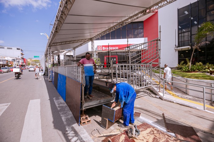 Avenida 28 de Setembro recebe estrutura para o aniversário da cidade