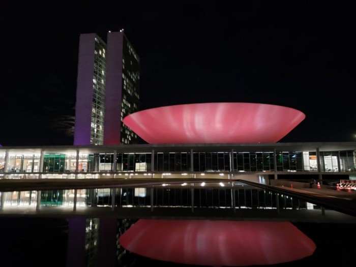 Cúpula da Câmara iluminada de vermelho na noite desta sexta - (Foto: Pierre Triboli/Câmara dos Deputados)
