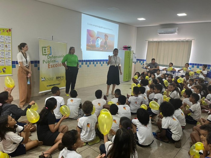 Escola Municipal Rosemir Fernandes recebe projeto Defensoria na Escola
