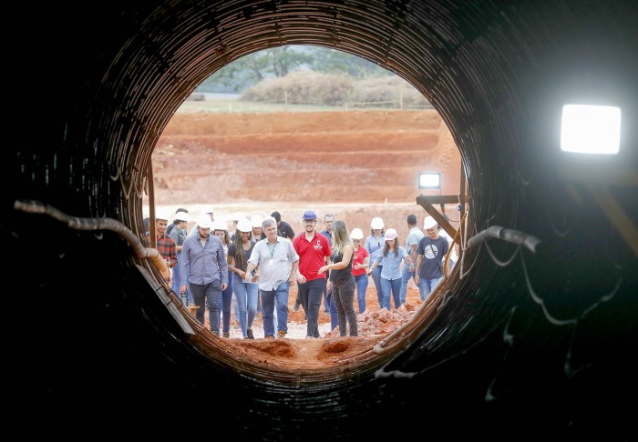Universitários de engenharia visitam obras do Drenar-DF