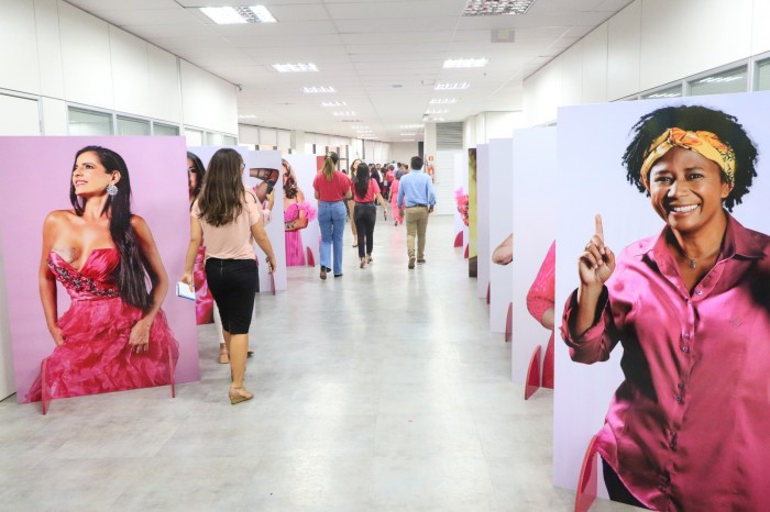 Exposição fotográfica celebra mulheres que enfrentaram o câncer de mama