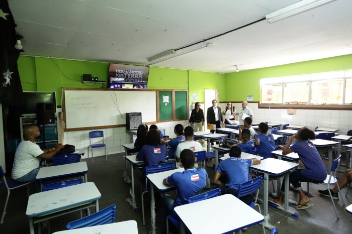 MPBA e MPF inspecionam colégios estaduais no bairro de Plataforma em Salvador
