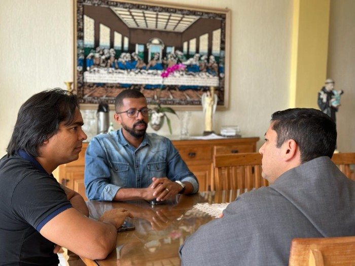 Candeias: Prefeito e secretário se reúnem com pároco em prol dos eventos católicos deste ano e 2024