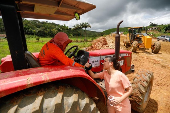Governadora Raquel Lyra vistoria obras da VPE-092, em Vicência