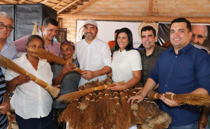 No Jalapão, governador Wanderlei Barbosa entrega capim-dourado à comunidade Mumbuca