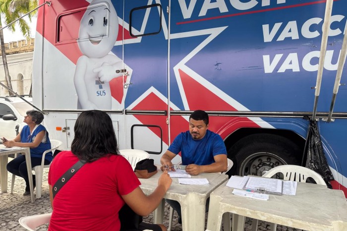 Unidade móvel da Sespa garante vacinação ao lado da Basílica Santuário de Nazaré