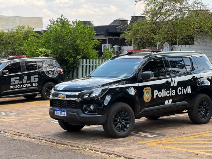 Polícia Civil prende em flagrante dupla de estelionatários que se passavam por correspondentes bancários e estavam negociando suposto financiamento de 59 milhões de reais com uma das diversas vítimas em Dourados
