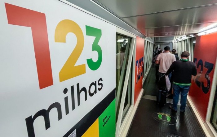 Propaganda da empresa 123 Milhas no Aeroporto Internacional de Brasília - (Foto: Juca Varella/Agência Brasil)