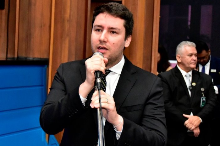 Proposta visa equiparação salarial para os profissionais da Educação Básica
