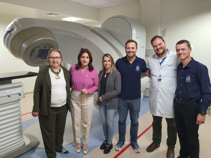 Secretária da Saúde participa de inauguração de novo equipamento de radioterapia em Joinville