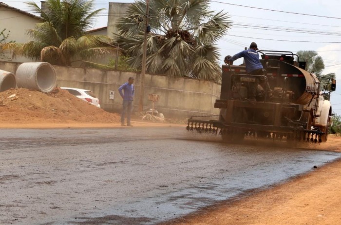 Gurupi em Obras: Via da Integração Governador Siqueira Campos recebe imprimação asfáltica