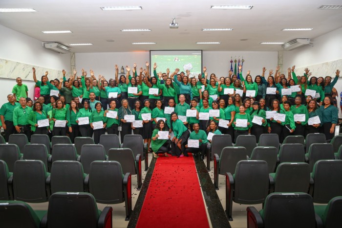 Candeias: Agentes Comunitários de Saúde e Endemias colam grau após formação técnica