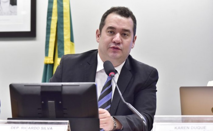 O relator da CPI, deputado Ricardo Silva - (Foto: Zeca Ribeiro / Câmara dos Deputados)