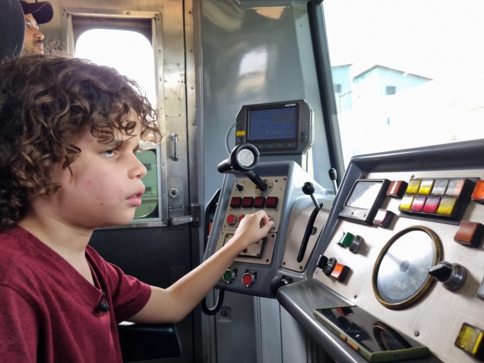 Menino cego e autista transforma os sons do metrô em notas musicais