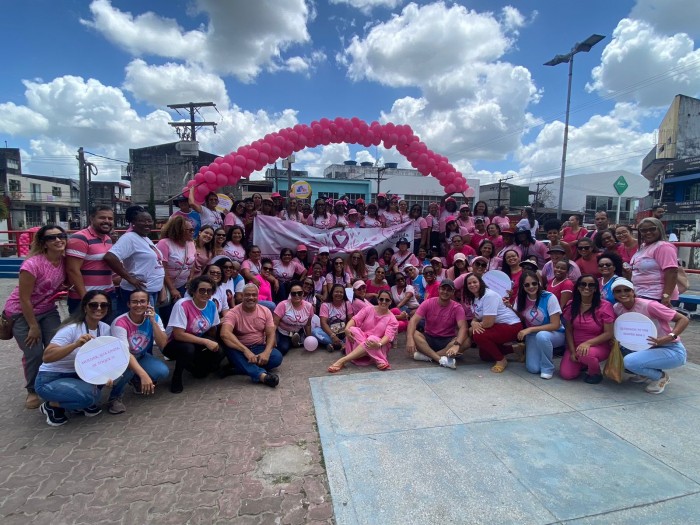 Candeias: Caminhada do Outubro Rosa mobiliza profissionais de saúde para conscientizar mulheres do município