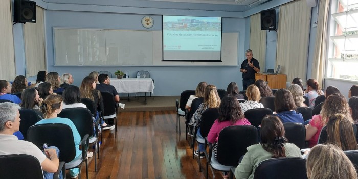 Maternidade Carmela Dutra recebe neonatologistas de renome internacional para falar de cuidados com prematuros