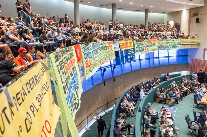 Distritais derrubam veto parcial em projeto que prevê o aproveitamento de empregados da CEB