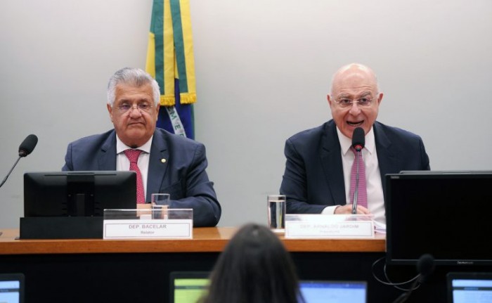 Bacelar (e) e Arnaldo Jardim: relator e presidente da comissão - (Foto: Renato Araújo/Câmara dos Deputados)