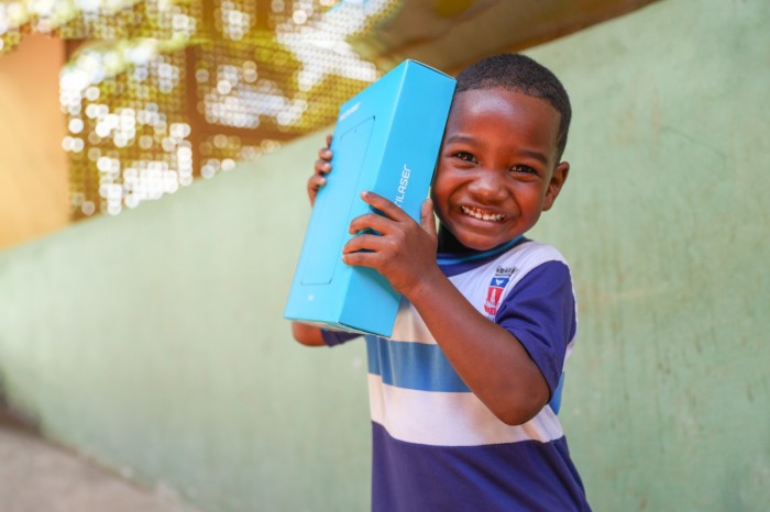 Candeias: Prefeitura inicia entrega de tablets para alunos da Rede Municipal de Educação