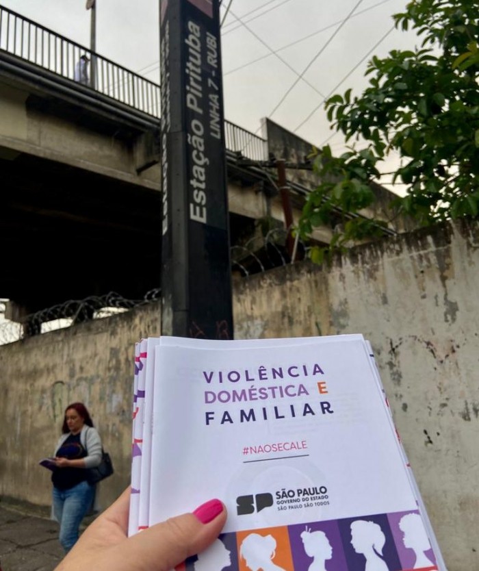 SP Mulher distribui cartilha “Violência Doméstica e Familiar” em estações