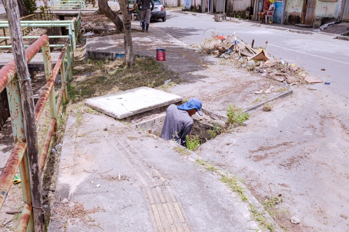 Prefeitura segue com serviço de limpeza de canais em bairros da sede