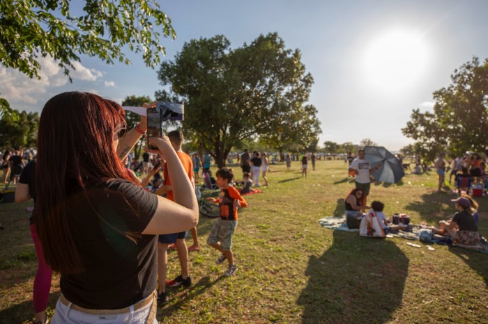 Mais de 3 mil pessoas vão à Praça do Cruzeiro para acompanhar eclipse solar