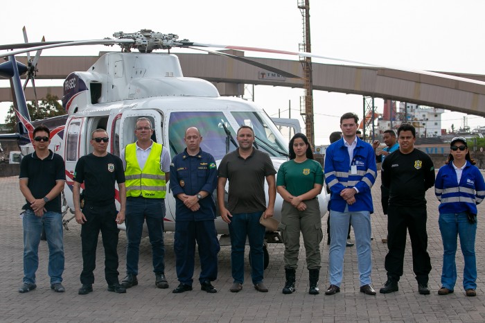 - Equipe que executou a primeira fiscalização de operação offshore na área de fundeio do Complexo Portuário do Itaqui (Foto: Divulgação).