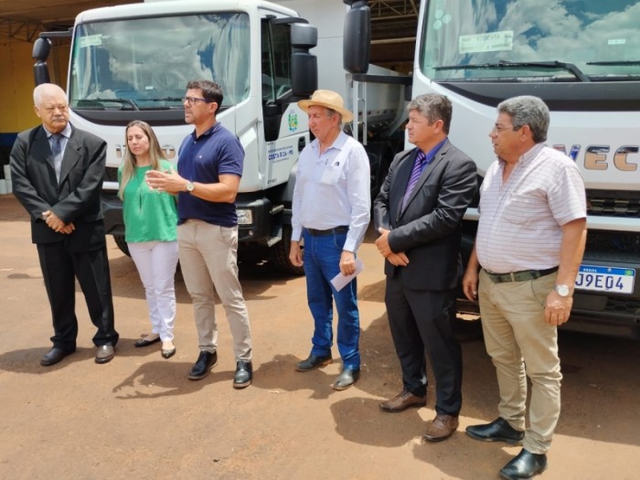 Prefeitura de Costa Rica entrega dois novos caminhões caçamba basculantes para...