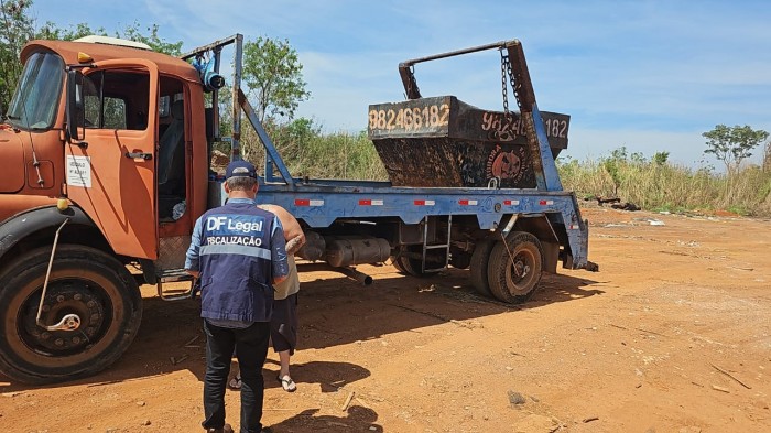 Dois caminhões são apreendidos por descarte irregular de entulho
