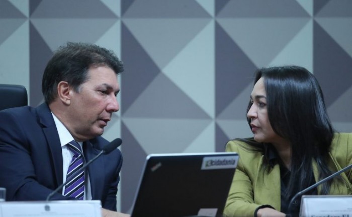 Deputado Arthur Oliveira Maia e senadora Eliziane Gama durante a leitura do relatório - (Foto: Bruno Spada / Câmara dos Deputadas)