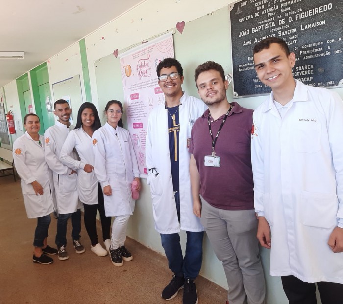 Alunos promovem ação para conscientizar sobre o Outubro Rosa