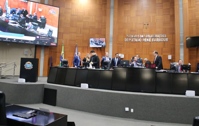 Deputados aprovam em segunda votação PLC que trata do sistema ferroviário
