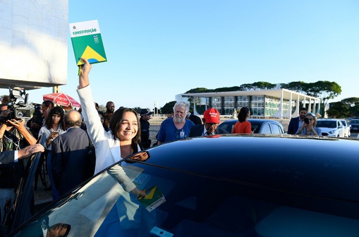 Na Praça dos Três Poderes, parlamentares celebram aprovação de relatório da CPMI
