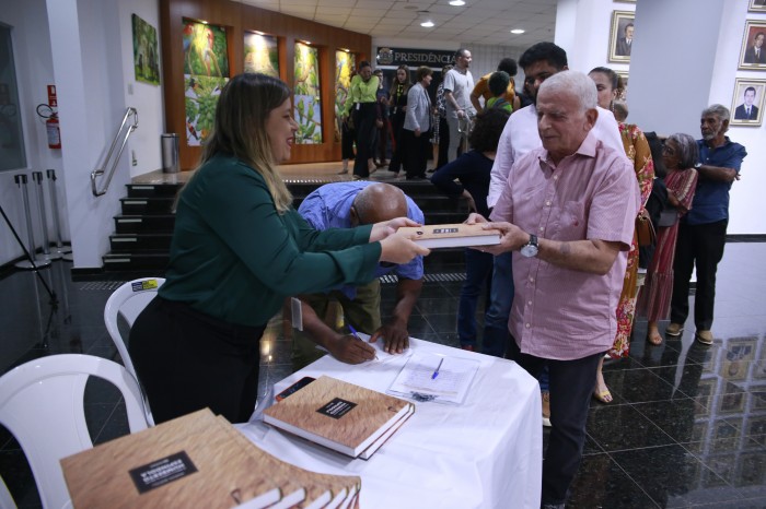 Sessão especial homenageou o pintor Humberto Espíndola na noite de terça (17)