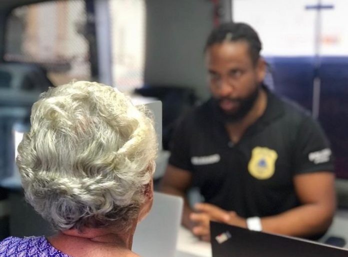 Departamento de Proteção à Mulher, Cidadania e Pessoas Vulneráveis realiza atividades com grupo de idosos em Santo Amaro