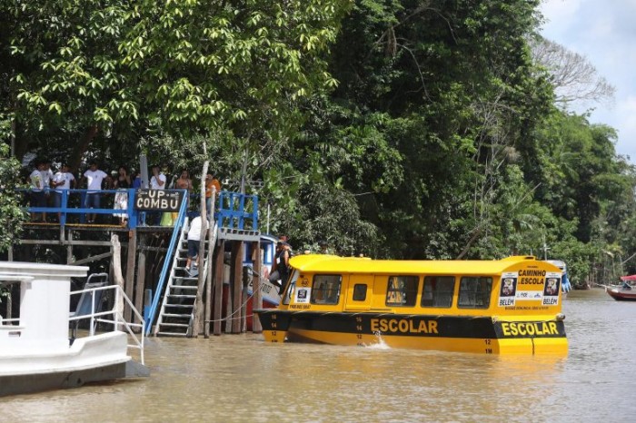 Estudantes usam barco para chegar à escola na Ilha de Combu, no Pará - (Foto: Roberto Jayme/TSE)