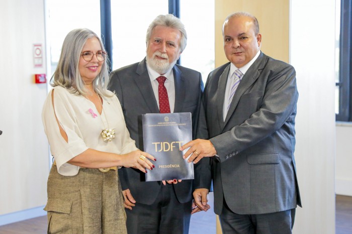 GDF recebe computadores e mobiliário doados pelo TJDFT