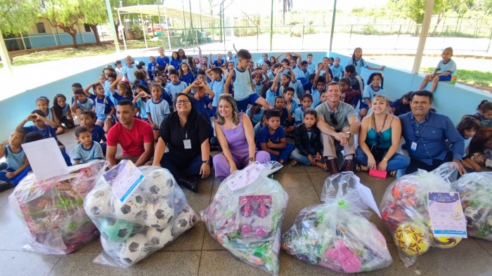 Vem Brincar Comigo leva brinquedos a escola rural de São Sebastião