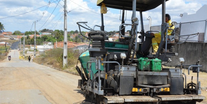 Rua Alto Santana recebe recapeamento asfáltico