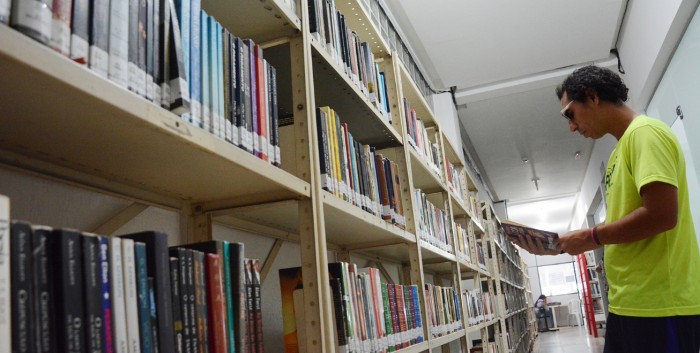 Biblioteca Arnold Silva: Refúgio de conhecimento e preparação para estudantes