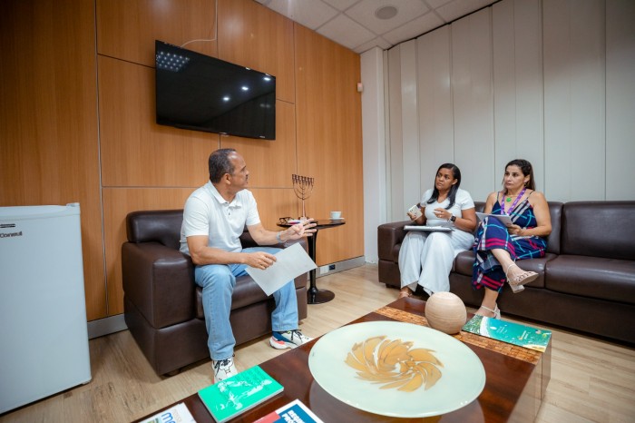 Prefeito trata sobre educação e esporte durante reunião