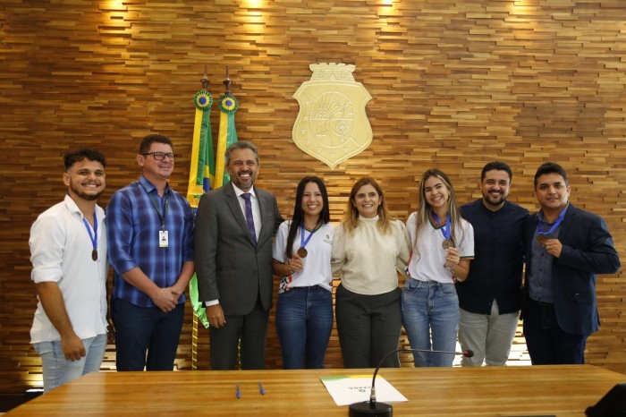 Governador recebe estudantes da rede estadual premiados na Feira Brasileira de Ciências e Engenharia