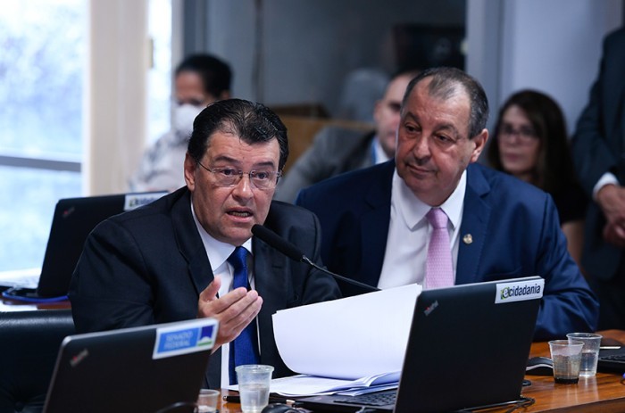 Eduardo Braga e Omar Aziz são os relatores das mensagens do Executivo com pedidos de empréstimo externo, feitos pelo governo anterior; Braga disse que é preciso ouvir a nova direção do BNDES sobre os pedidos - Edilson Rodrigues/Agência Senado